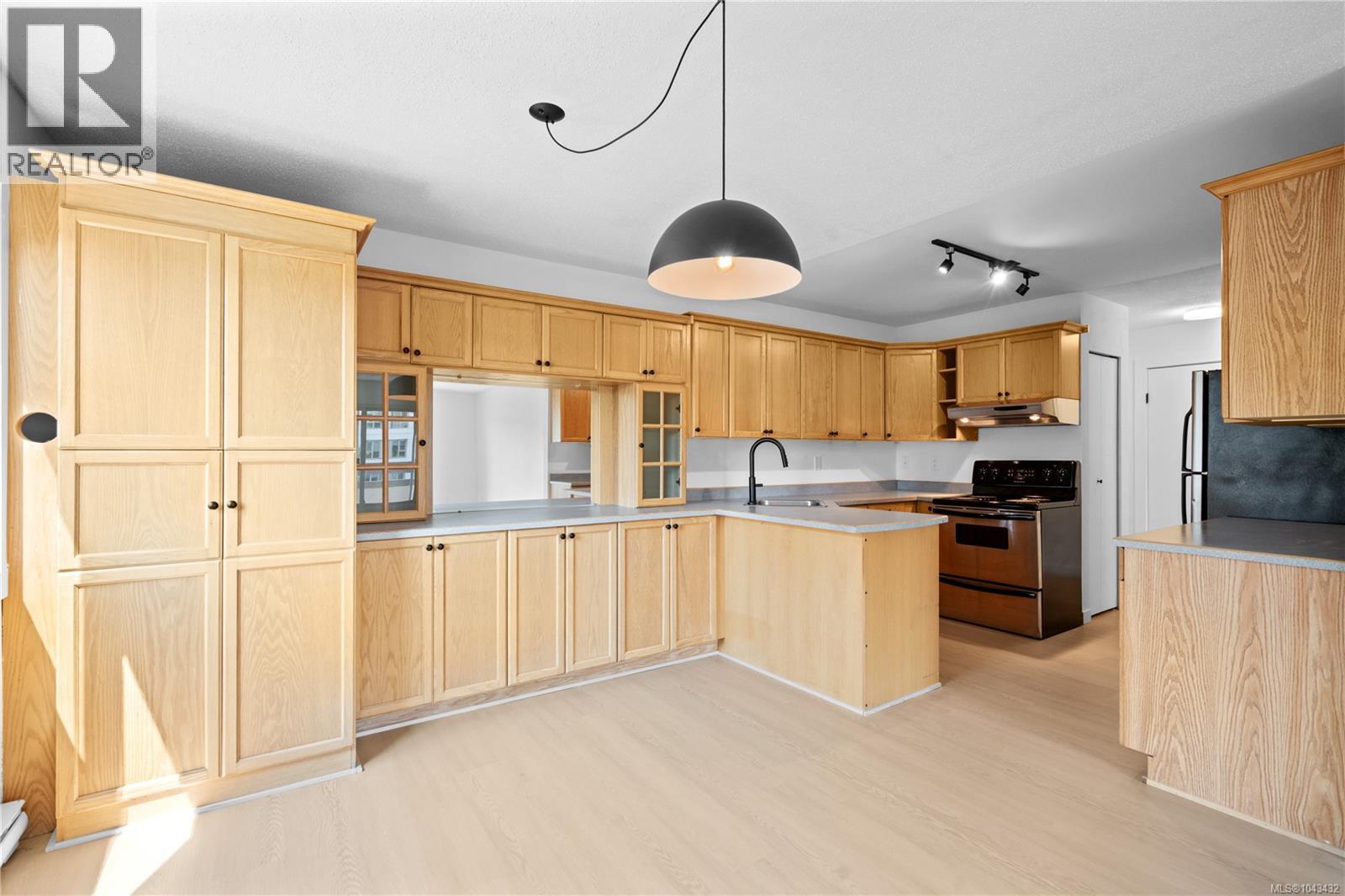 #209 3235 Quadra St - 4