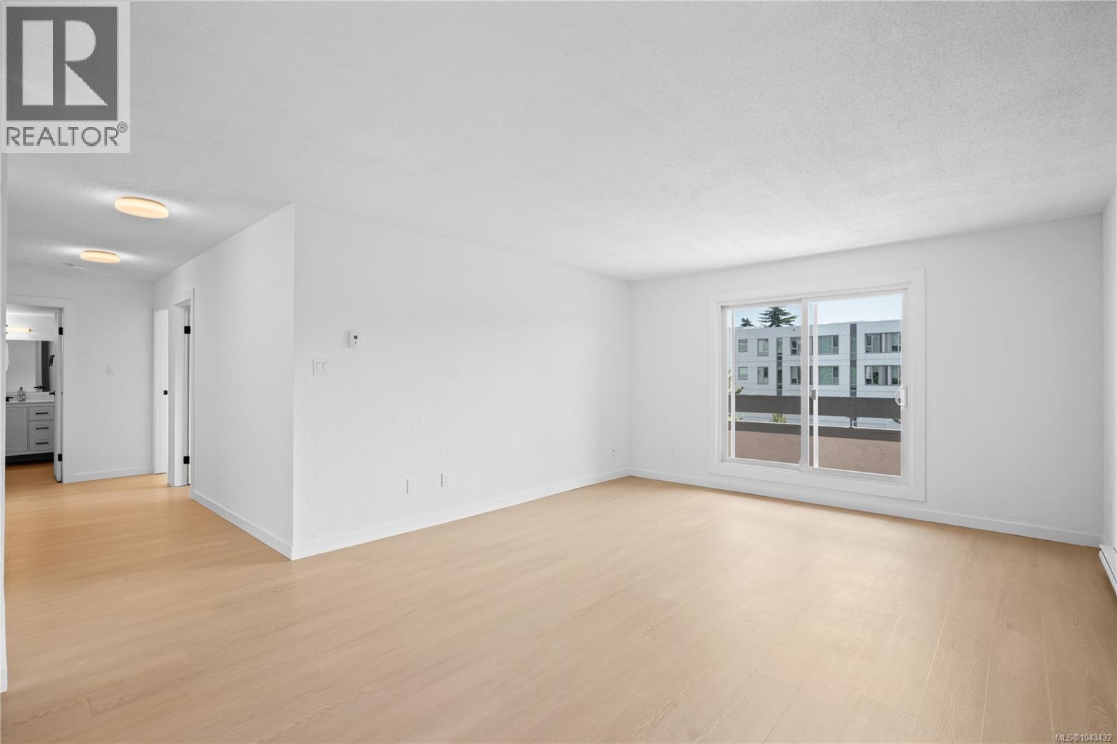 #209 3235 Quadra St - 6