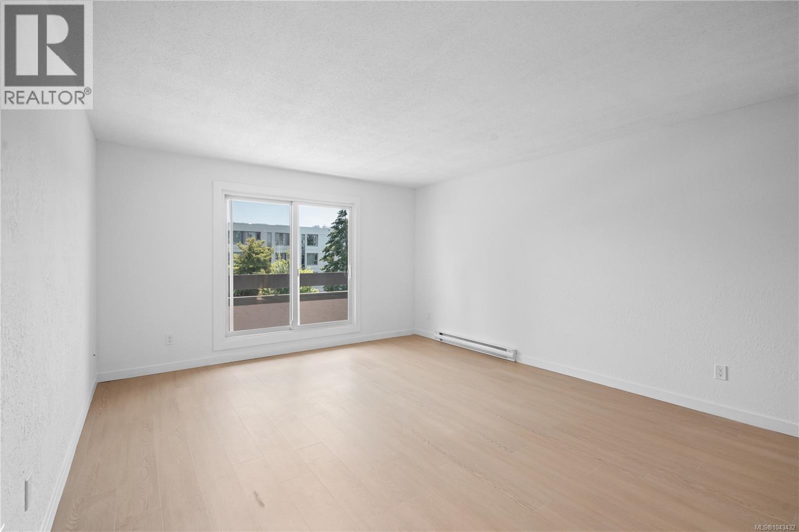 #209 3235 Quadra St - 7