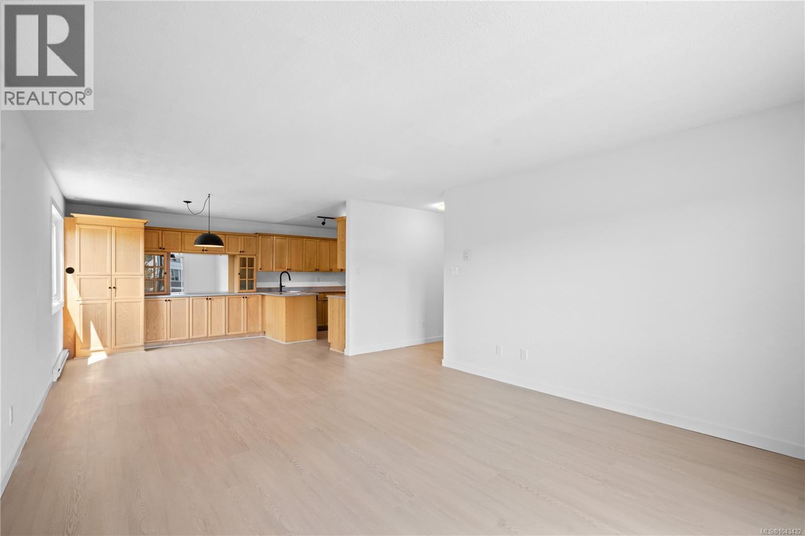 #209 3235 Quadra St - 9