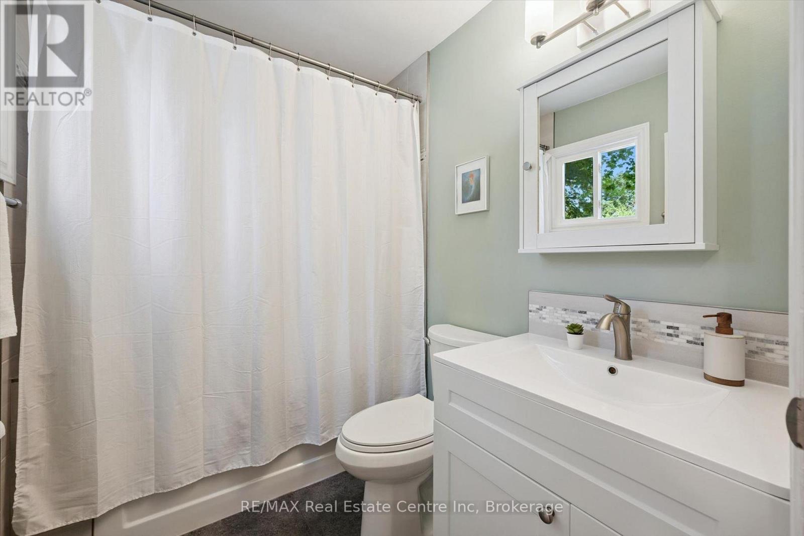 80 MEMORIAL CRESCENT - 12