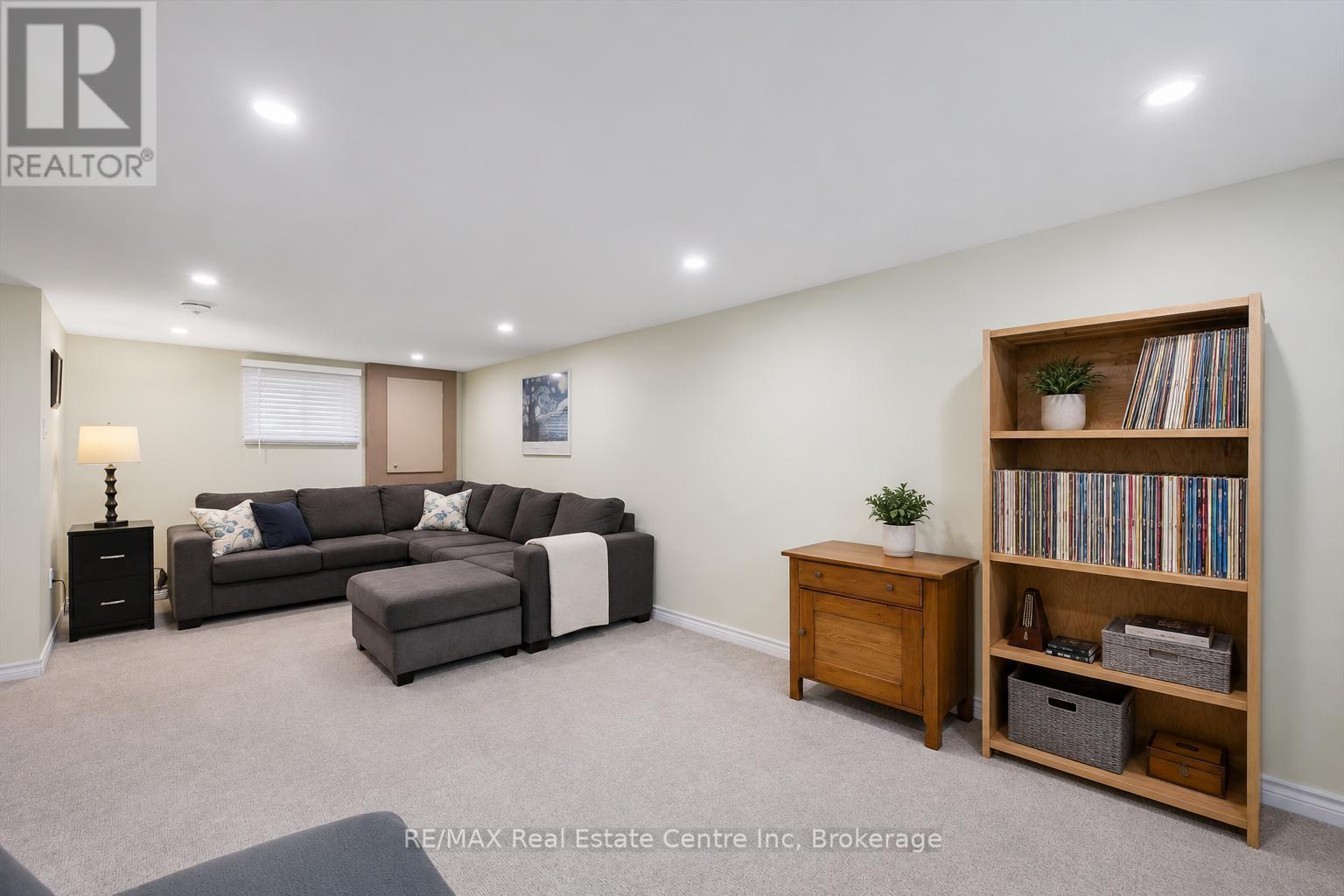 80 MEMORIAL CRESCENT - 16