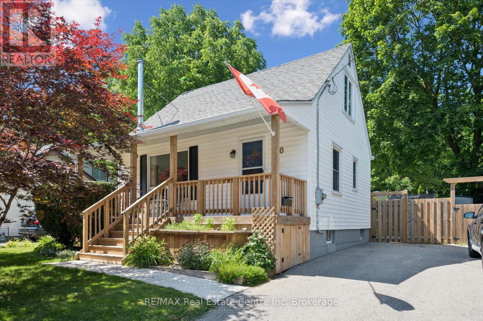 80 MEMORIAL CRESCENT - 2