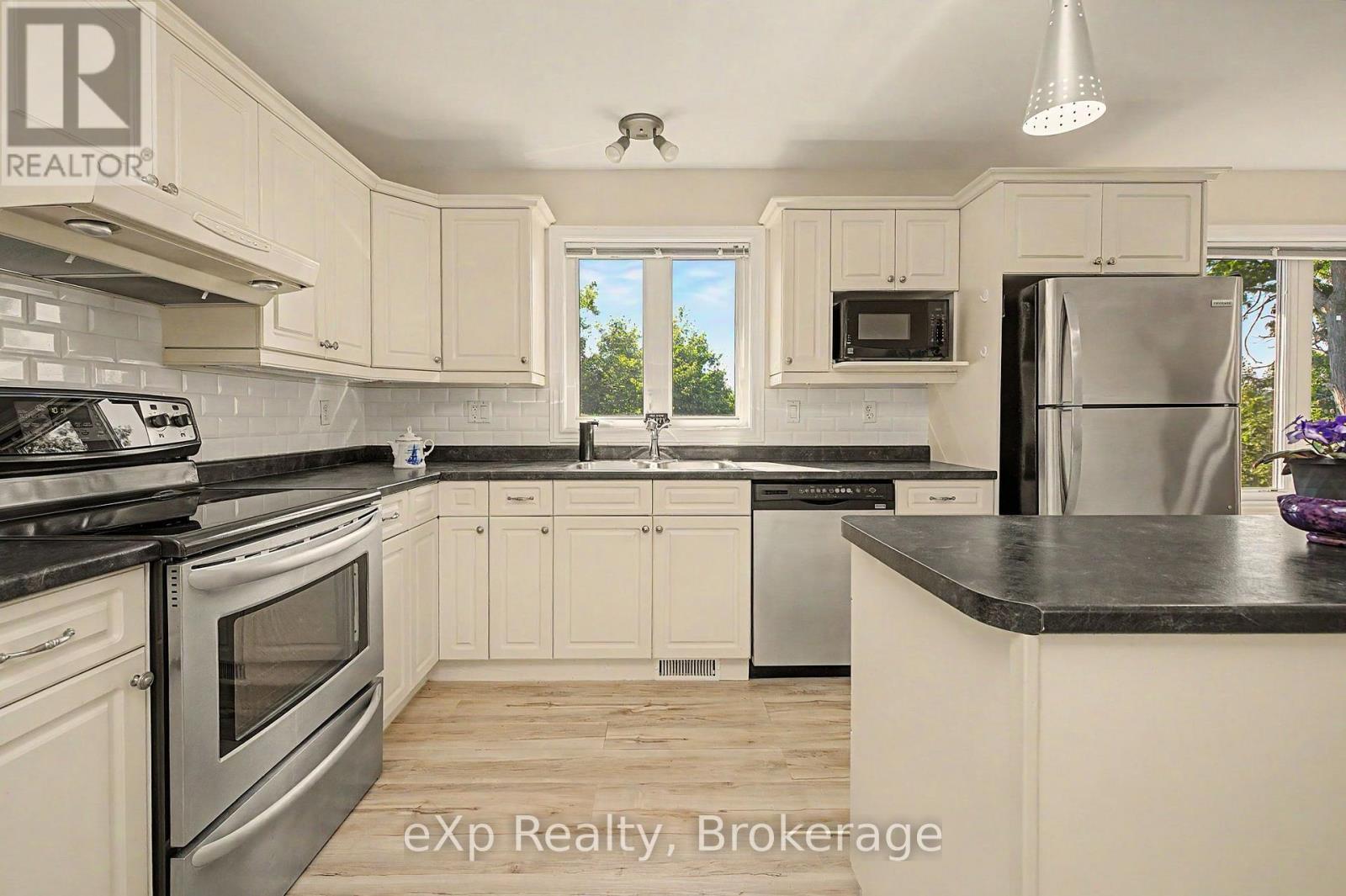 2 MANN AVENUE N - Image 11