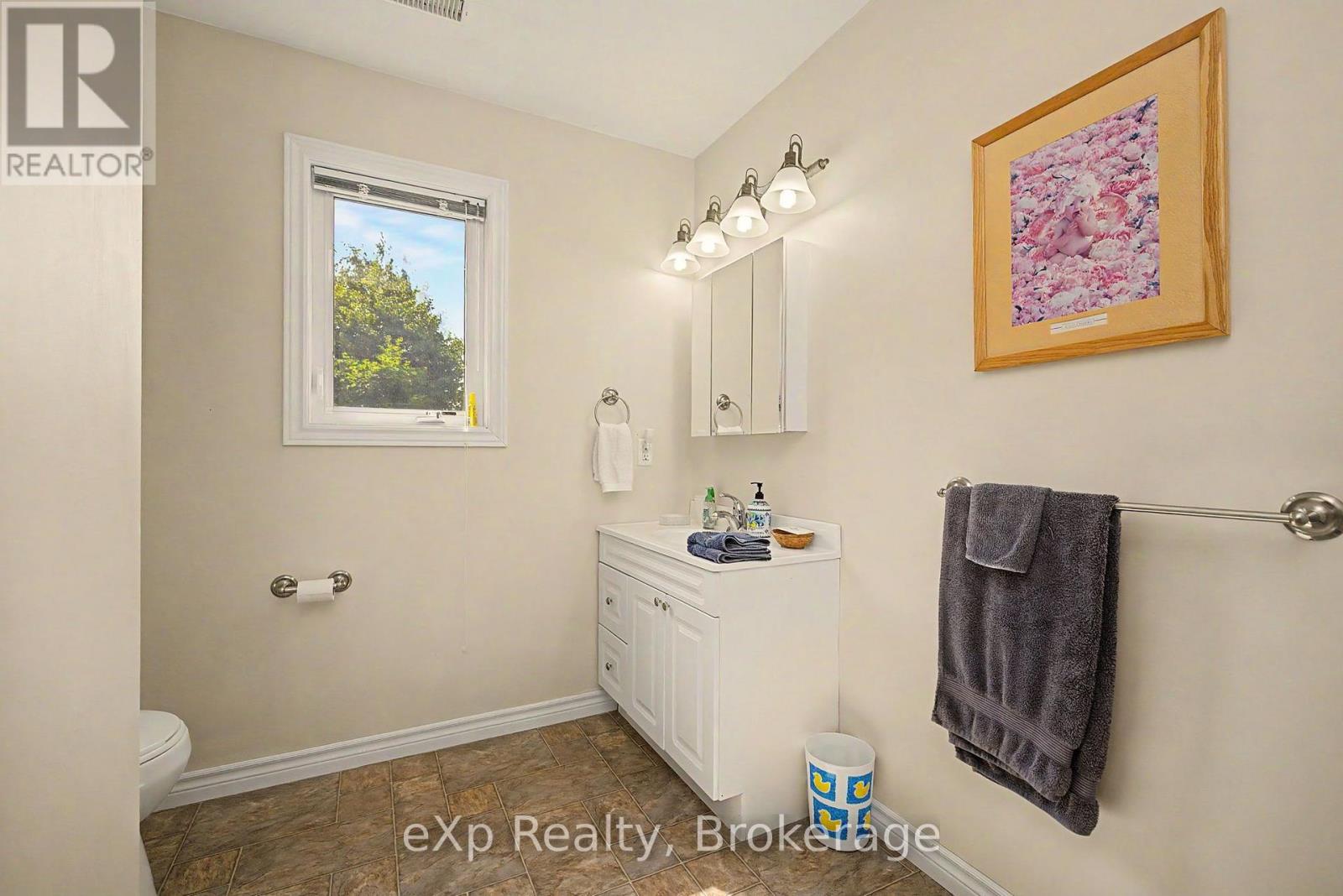 2 MANN AVENUE N - Image 27