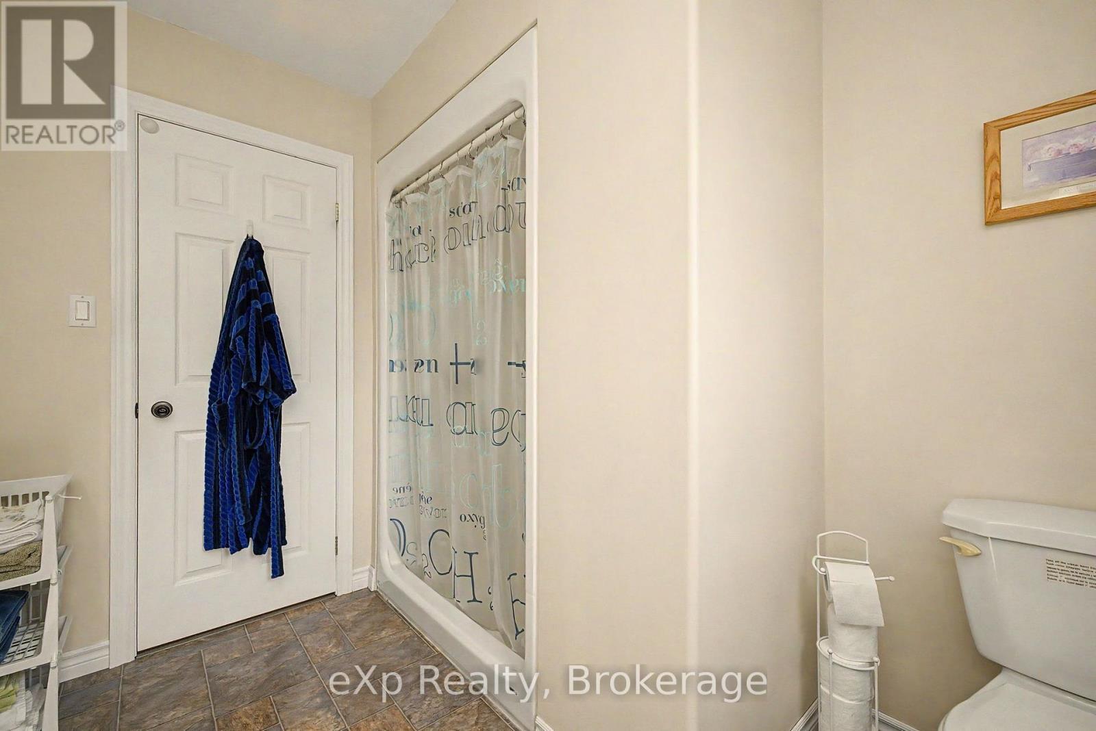 2 MANN AVENUE N - Image 28