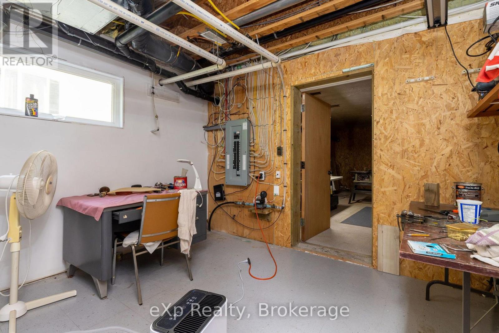 2 MANN AVENUE N - Image 30