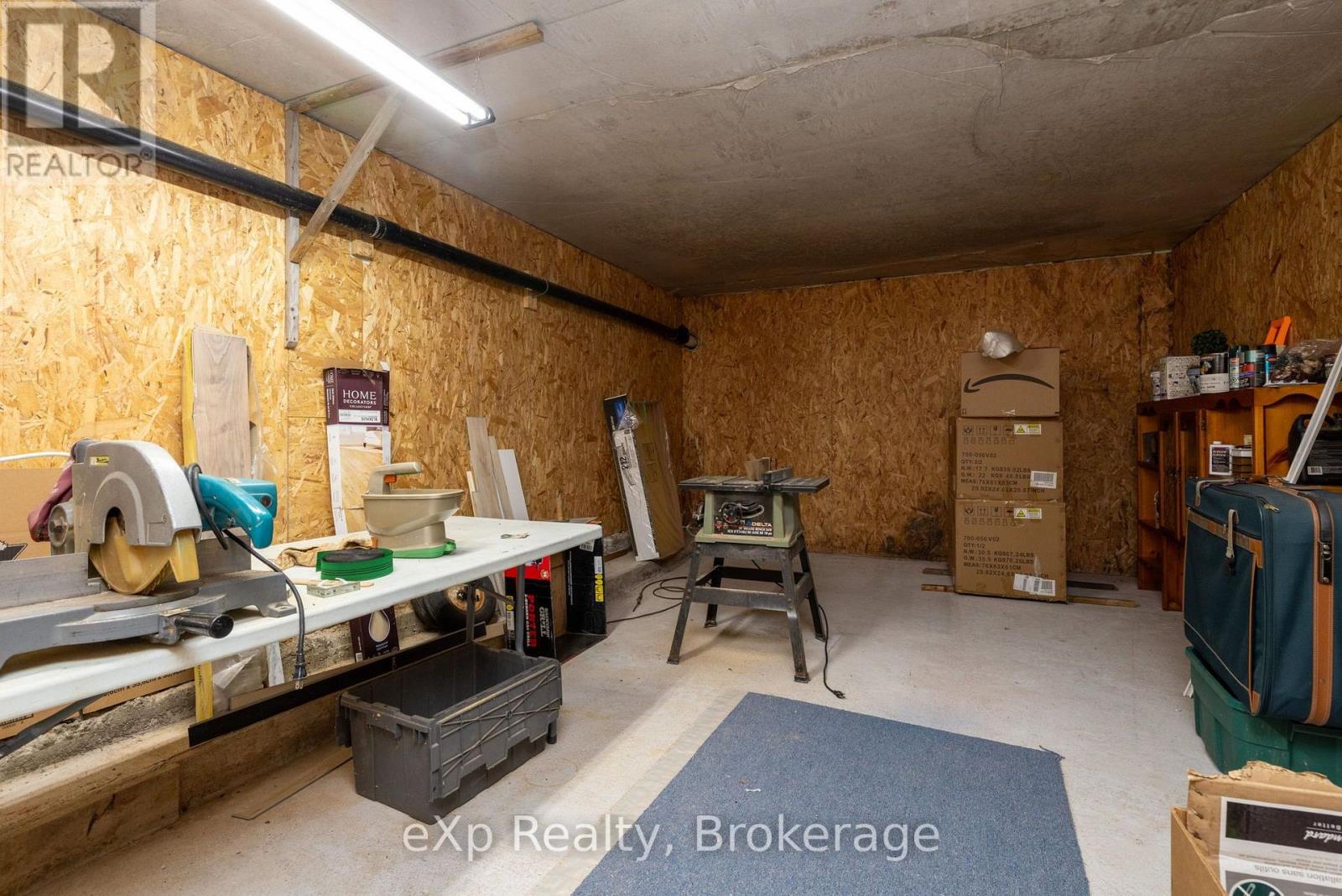 2 MANN AVENUE N - Image 31