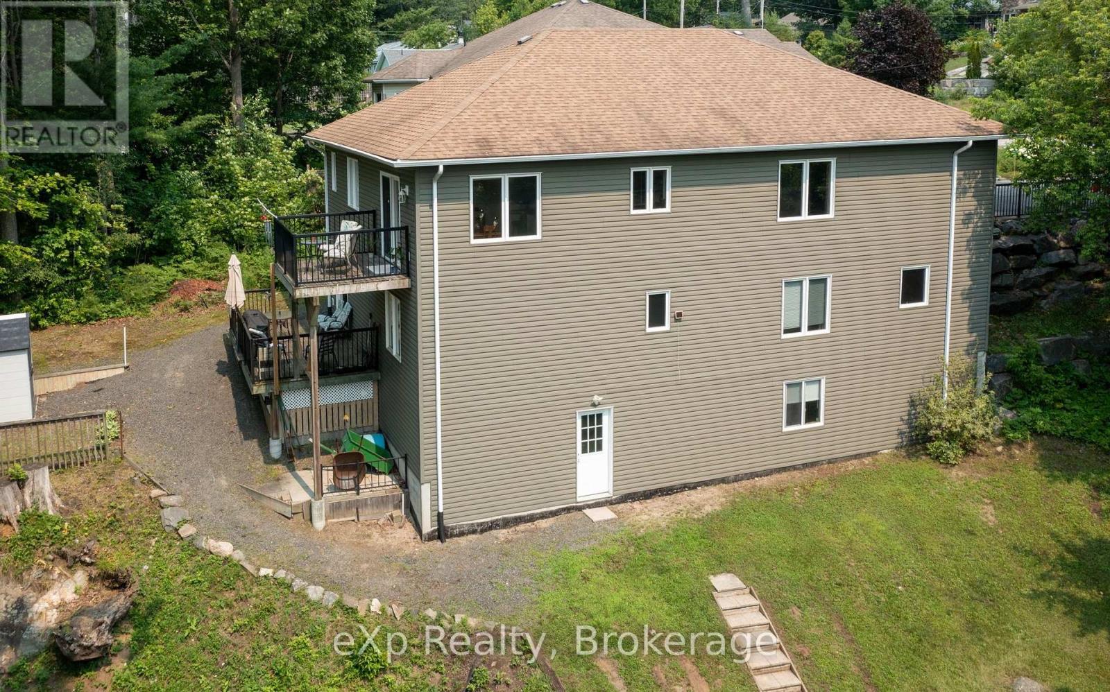 2 MANN AVENUE N - Image 34