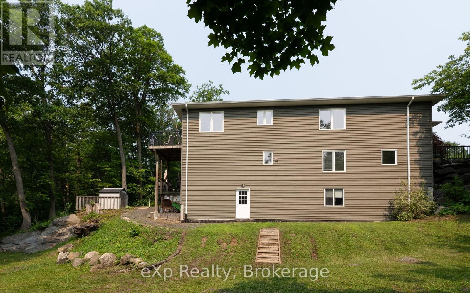 2 MANN AVENUE N - Image 35