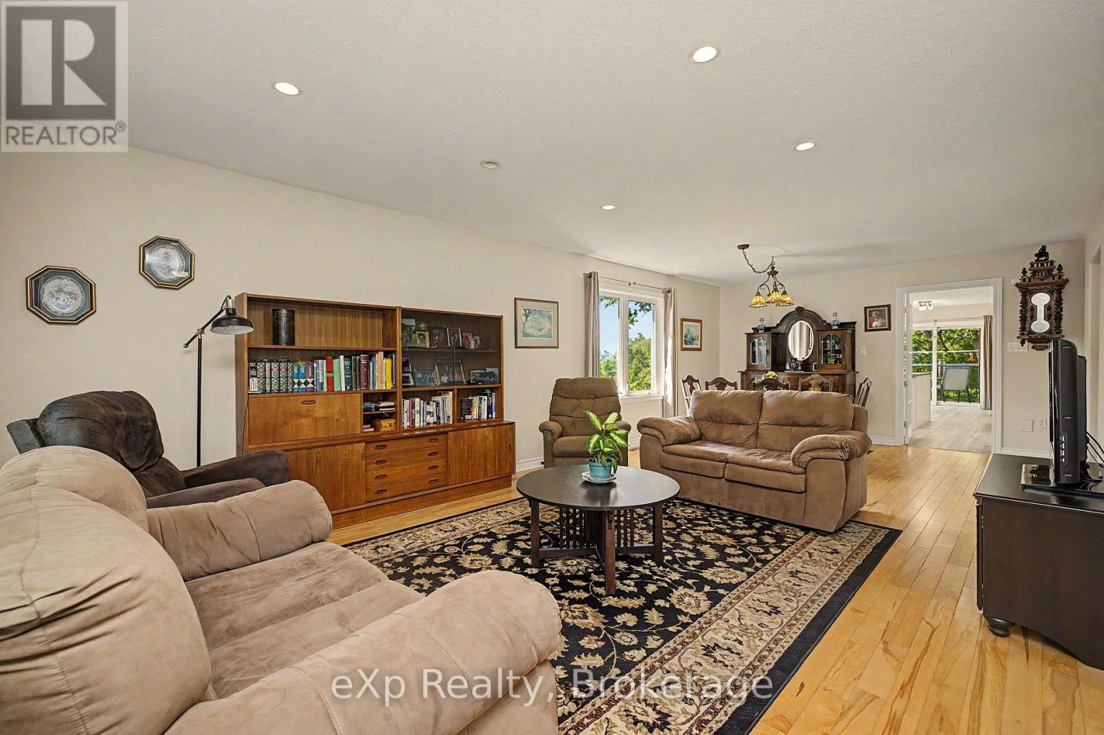 2 MANN AVENUE N - Image 4