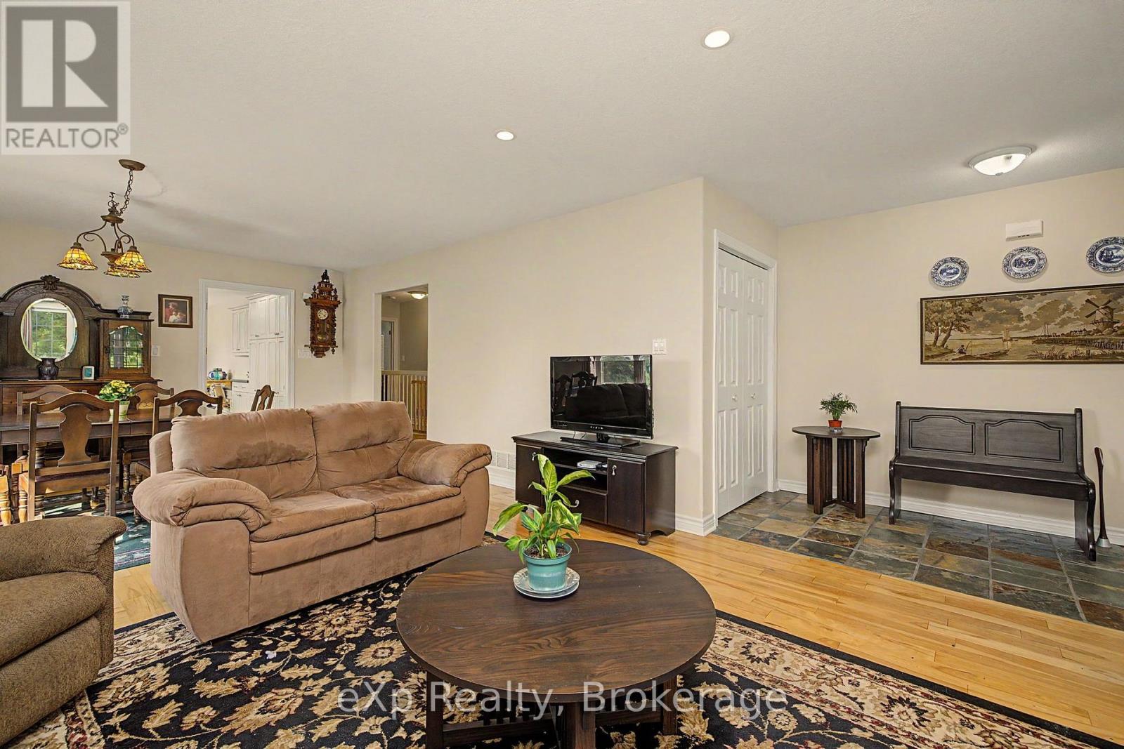 2 MANN AVENUE N - Image 5