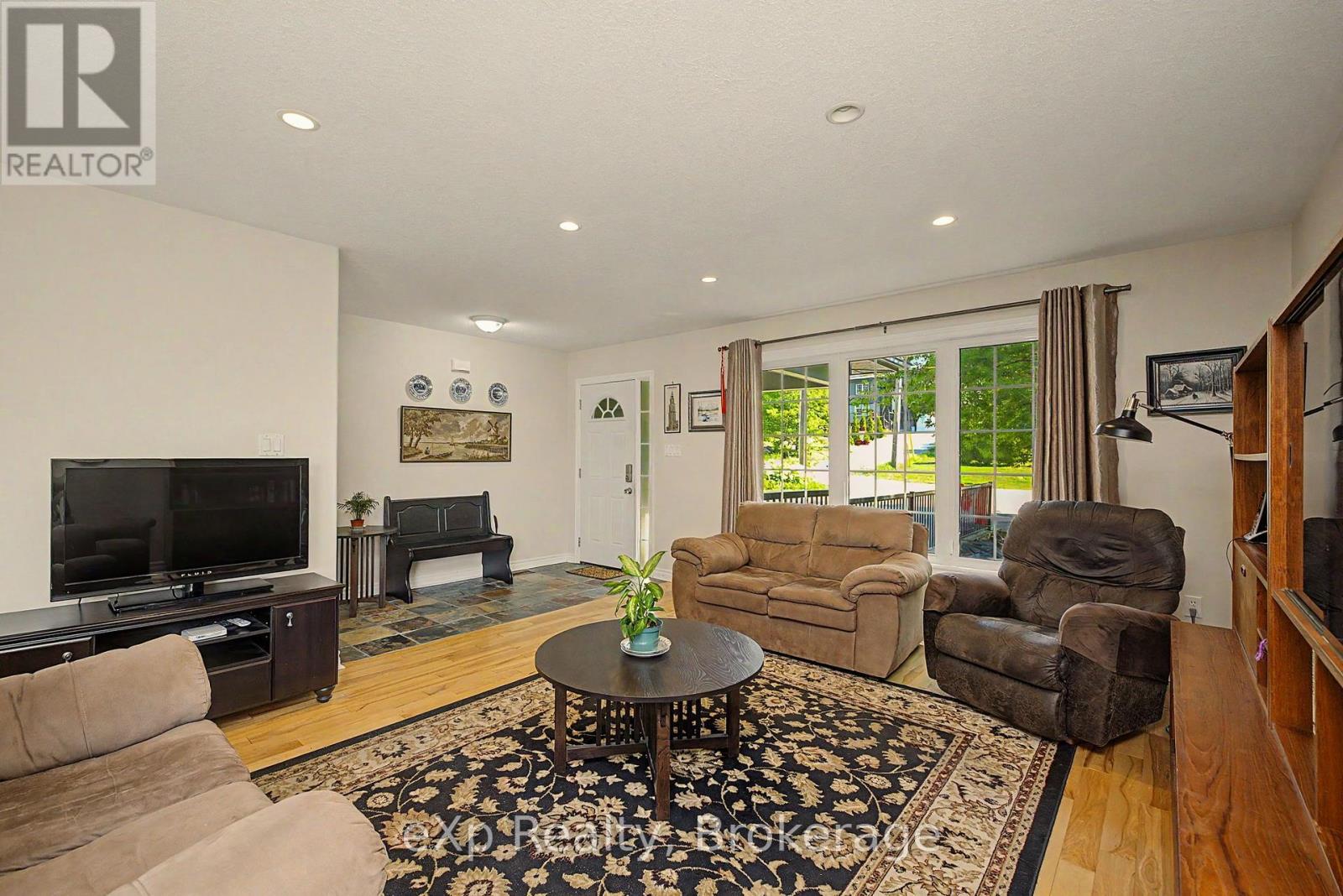 2 MANN AVENUE N - Image 6