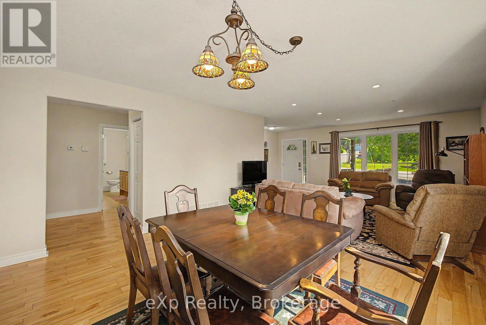 2 MANN AVENUE N - Image 8