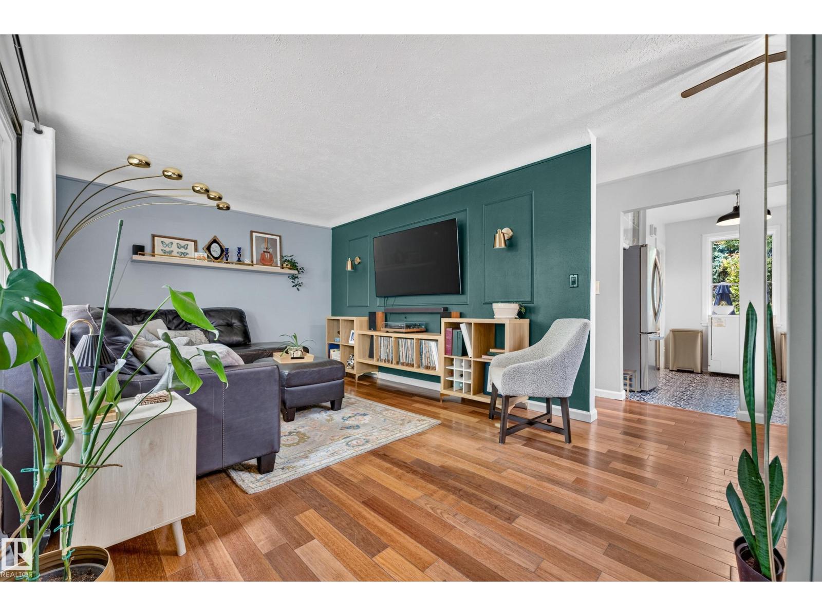 7530 80 AV NW - 2