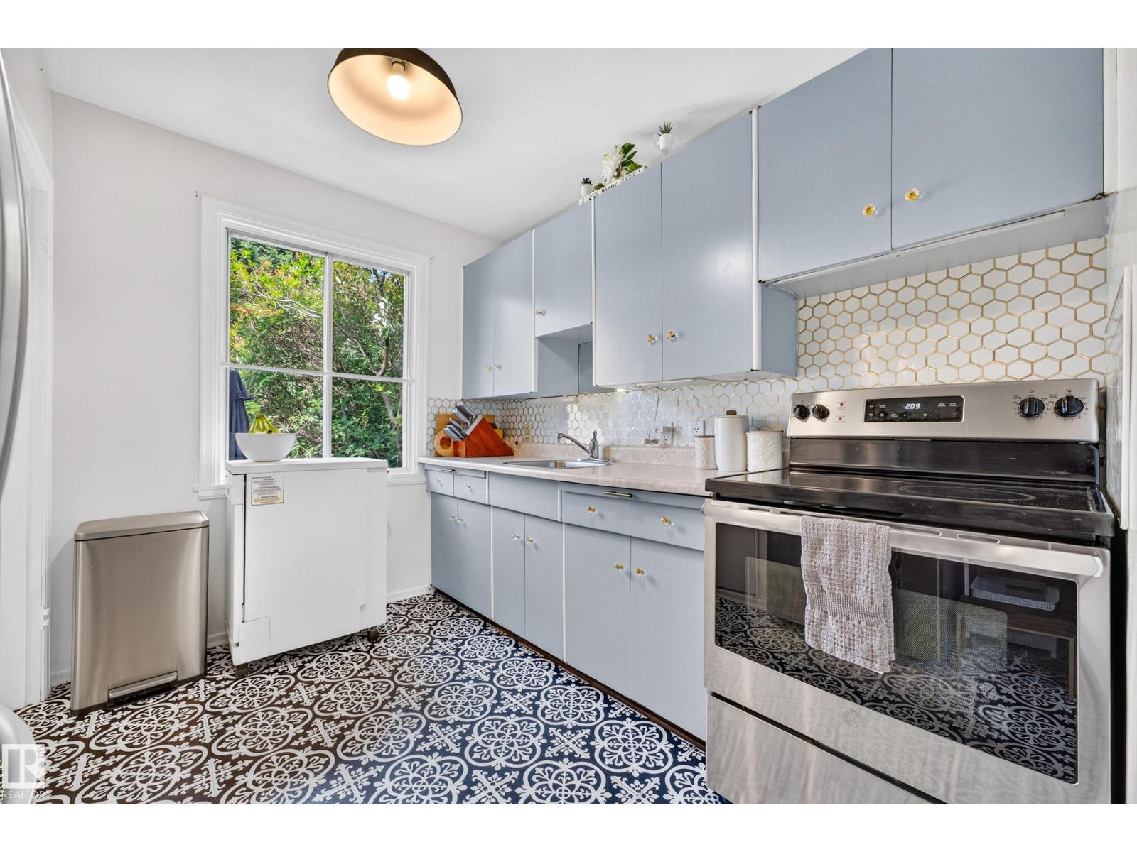 7530 80 AV NW - 9