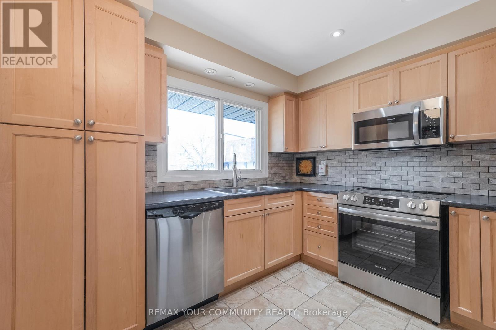 97 POPLAR CRESCENT - 13