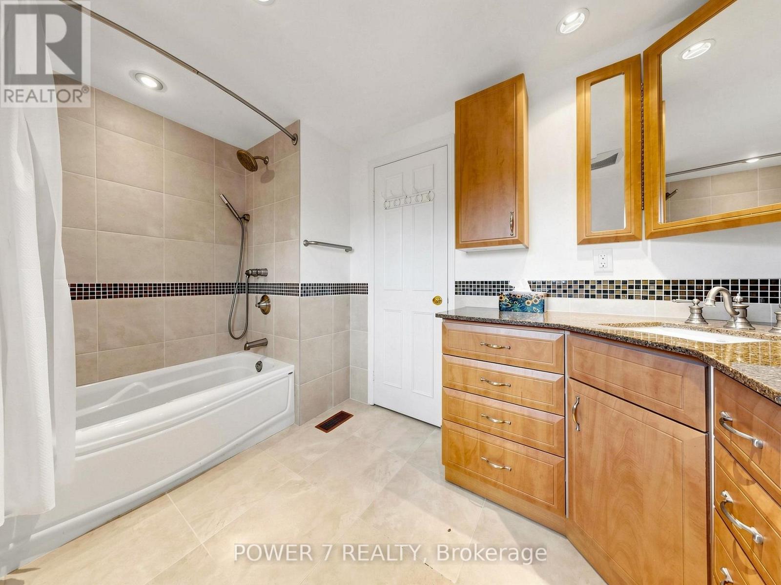 71 CANTERBURY COURT - 32