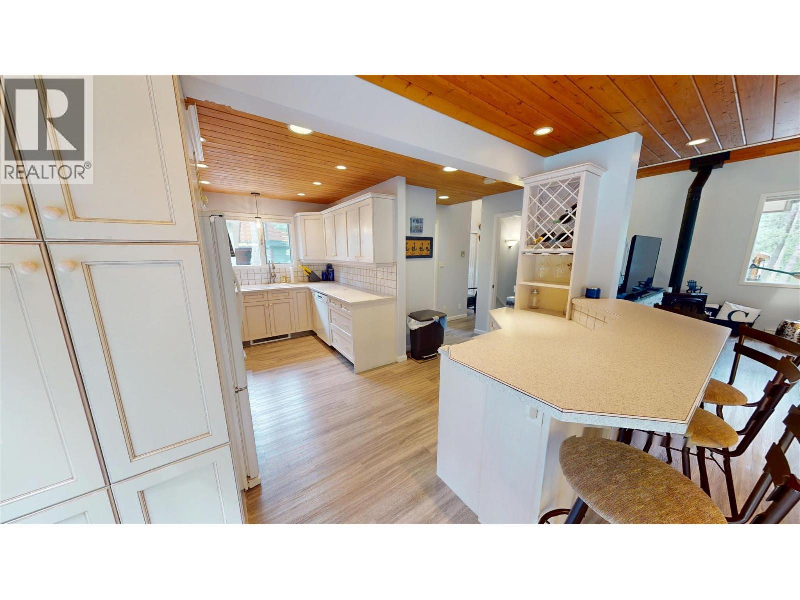 4878 Ridge Crescent - 3