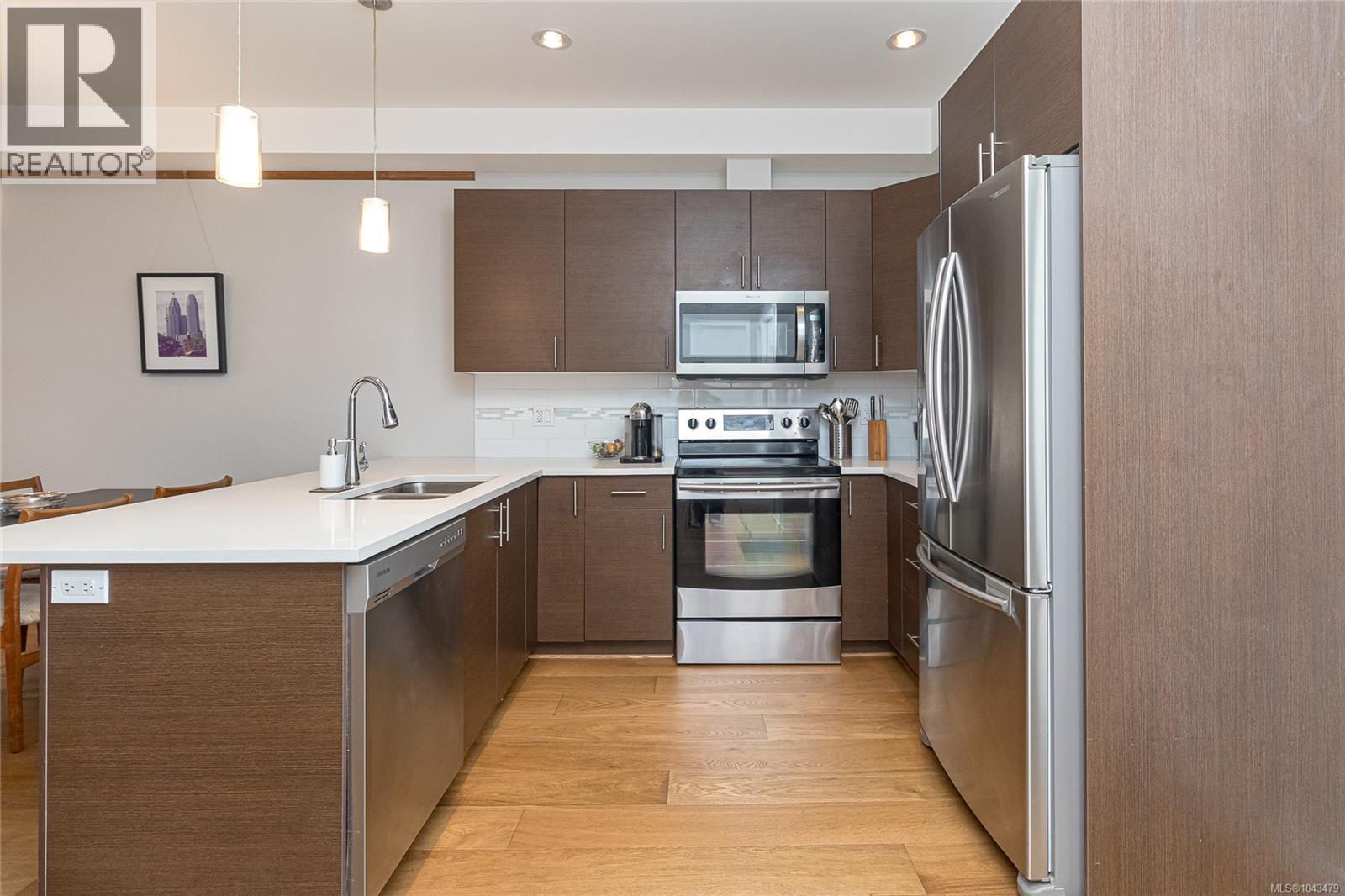 #303 924 Esquimalt Rd - 3