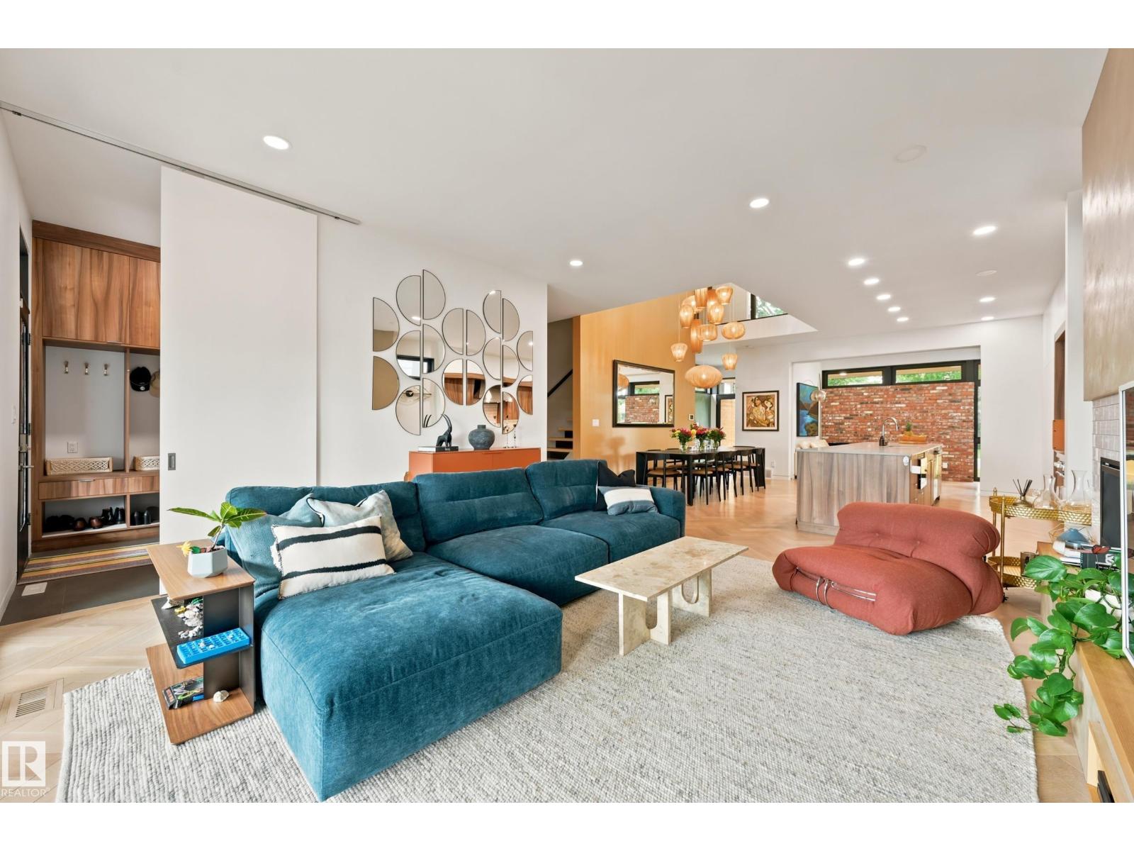 8712 120 ST NW - 10