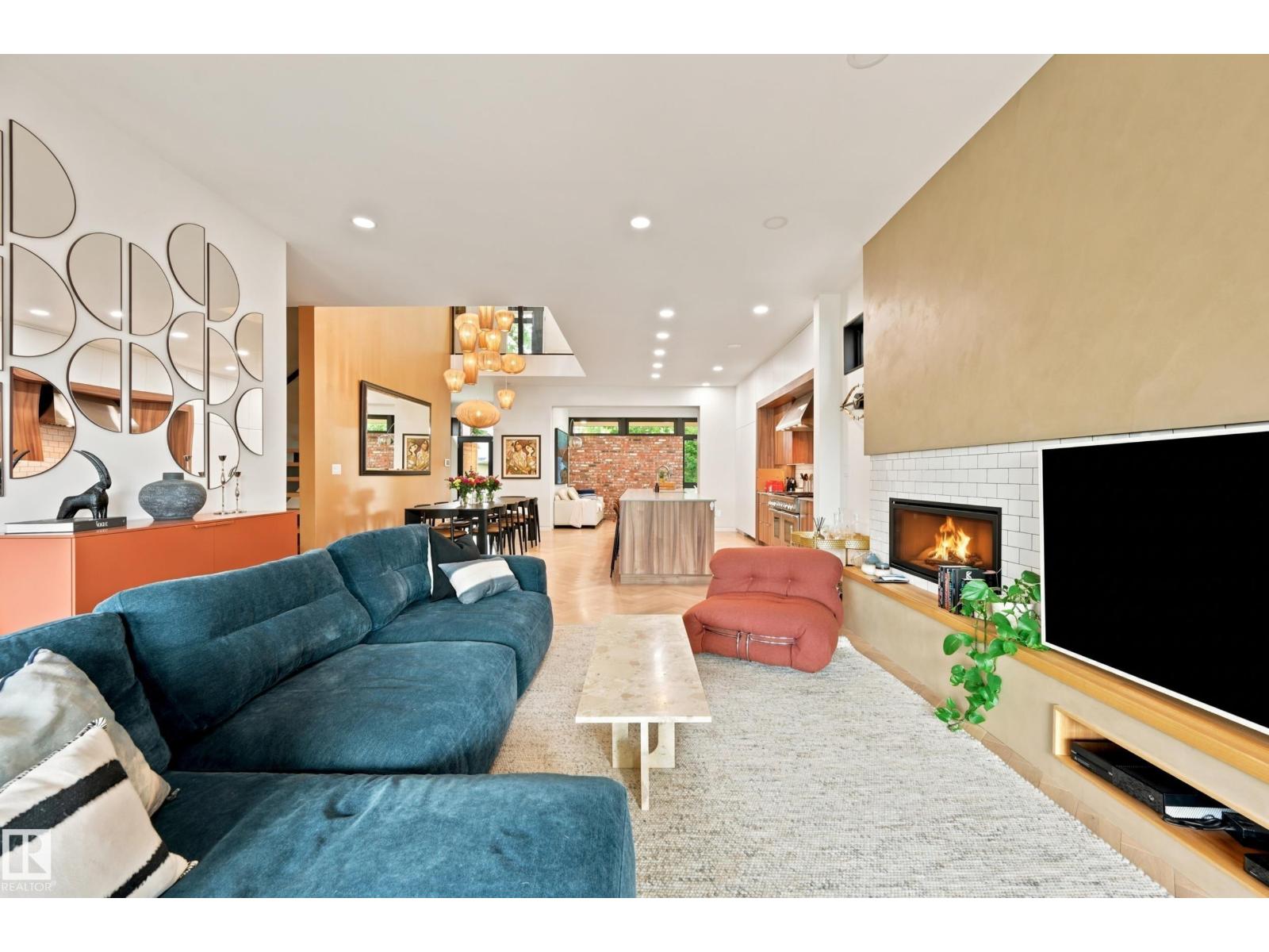 8712 120 ST NW - 11