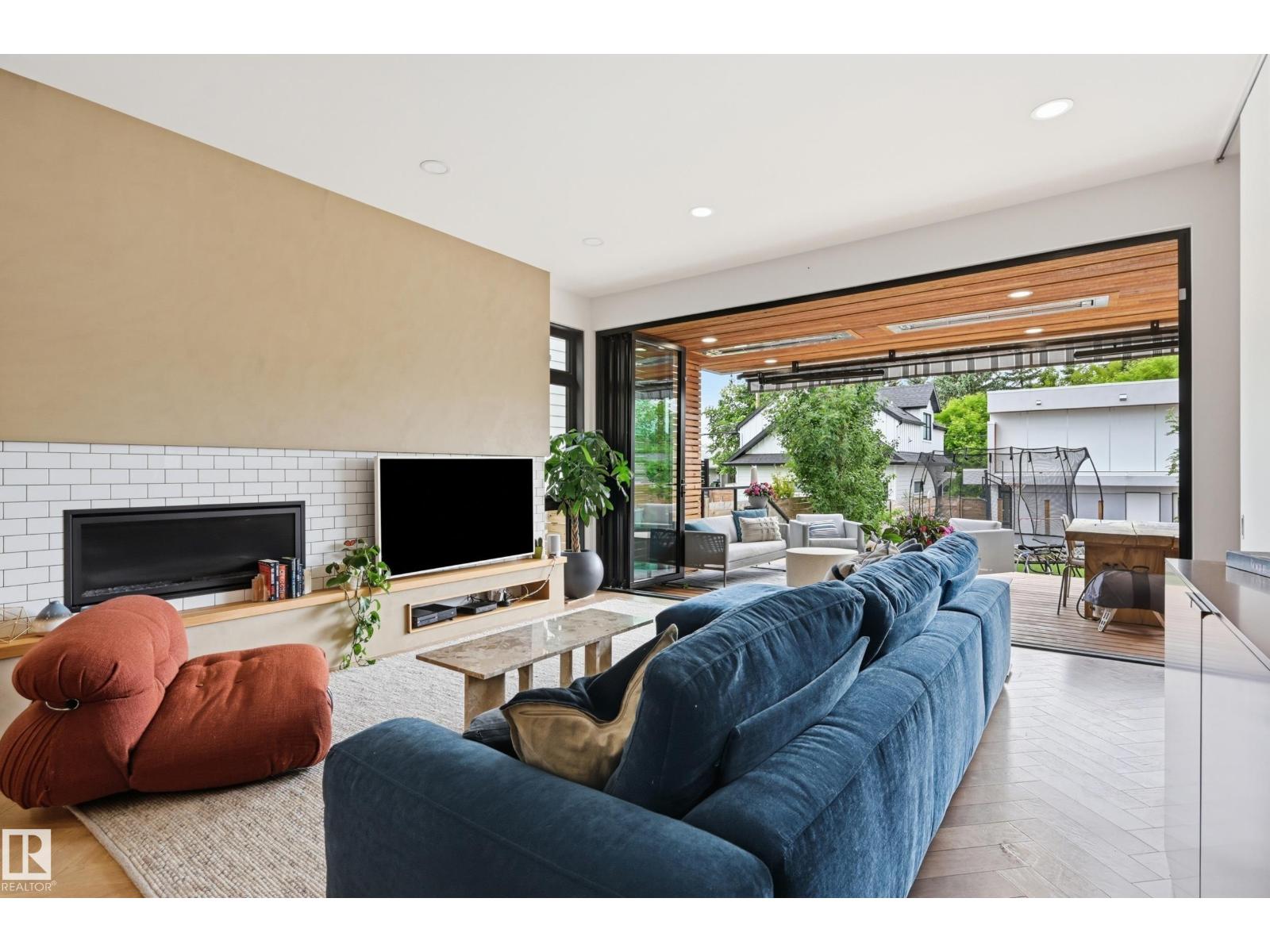 8712 120 ST NW - 21