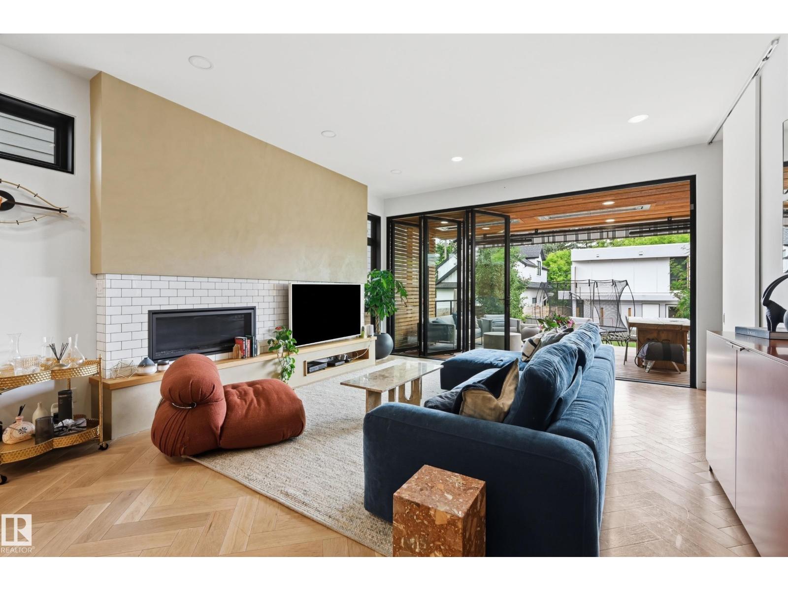 8712 120 ST NW - 28