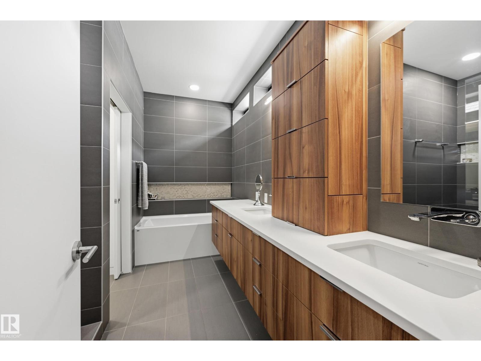 8712 120 ST NW - 35