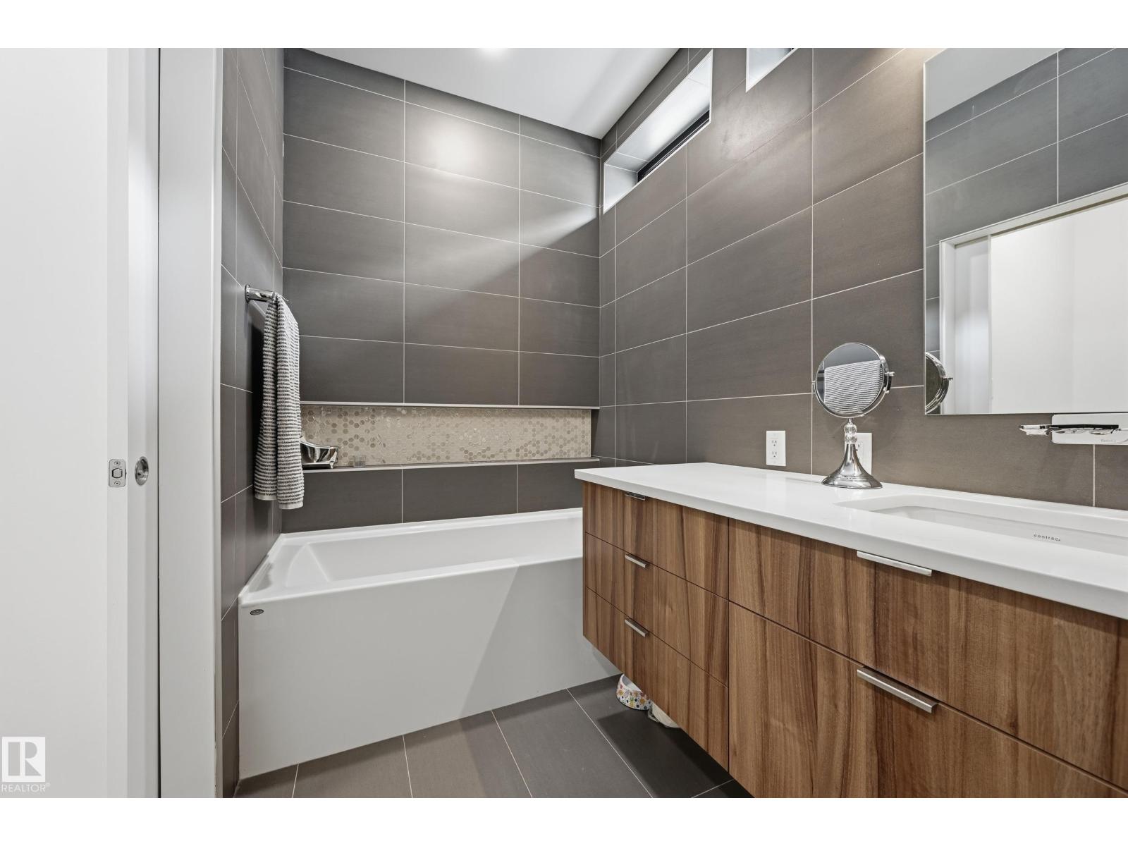 8712 120 ST NW - 36