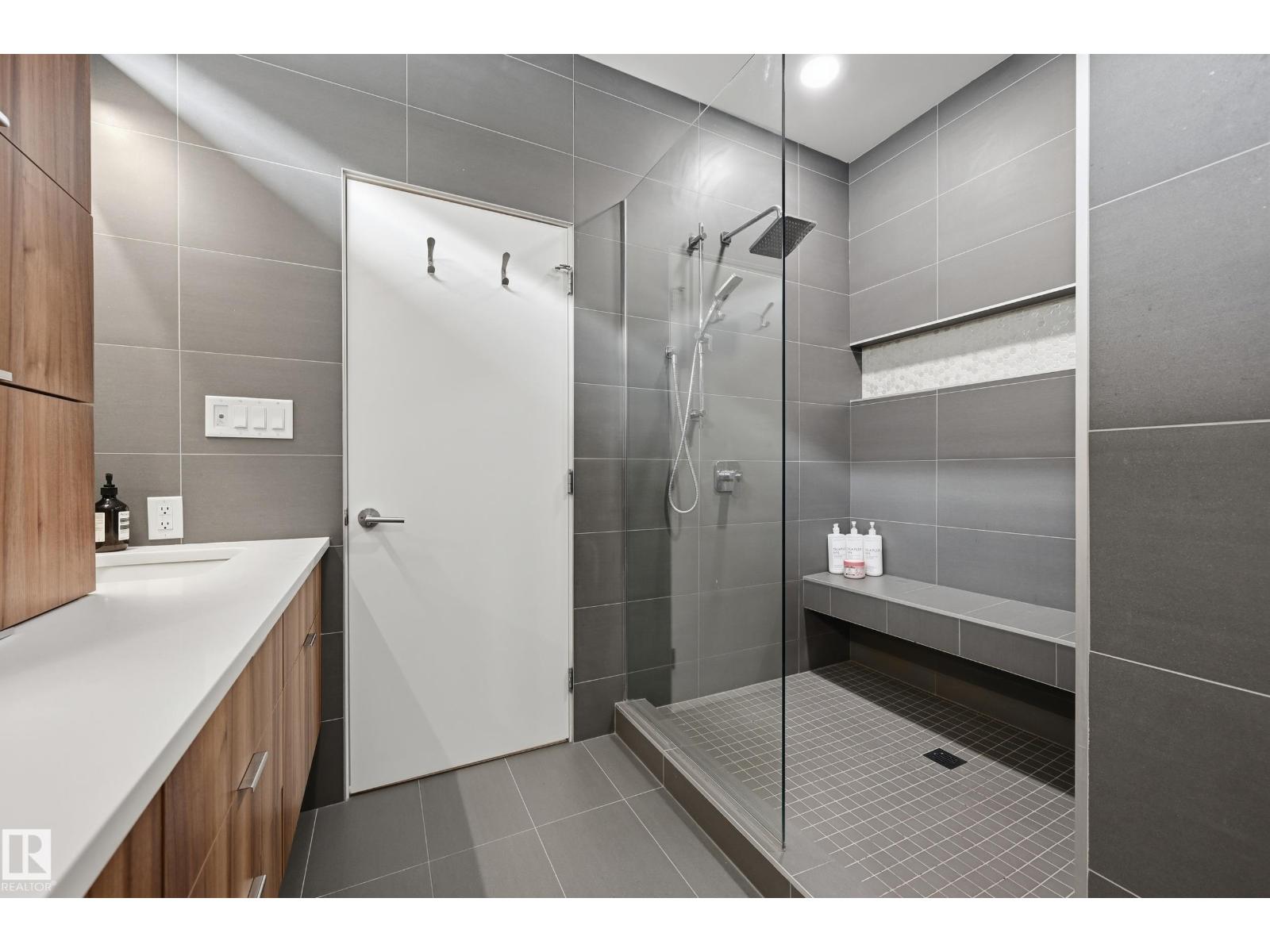 8712 120 ST NW - 37