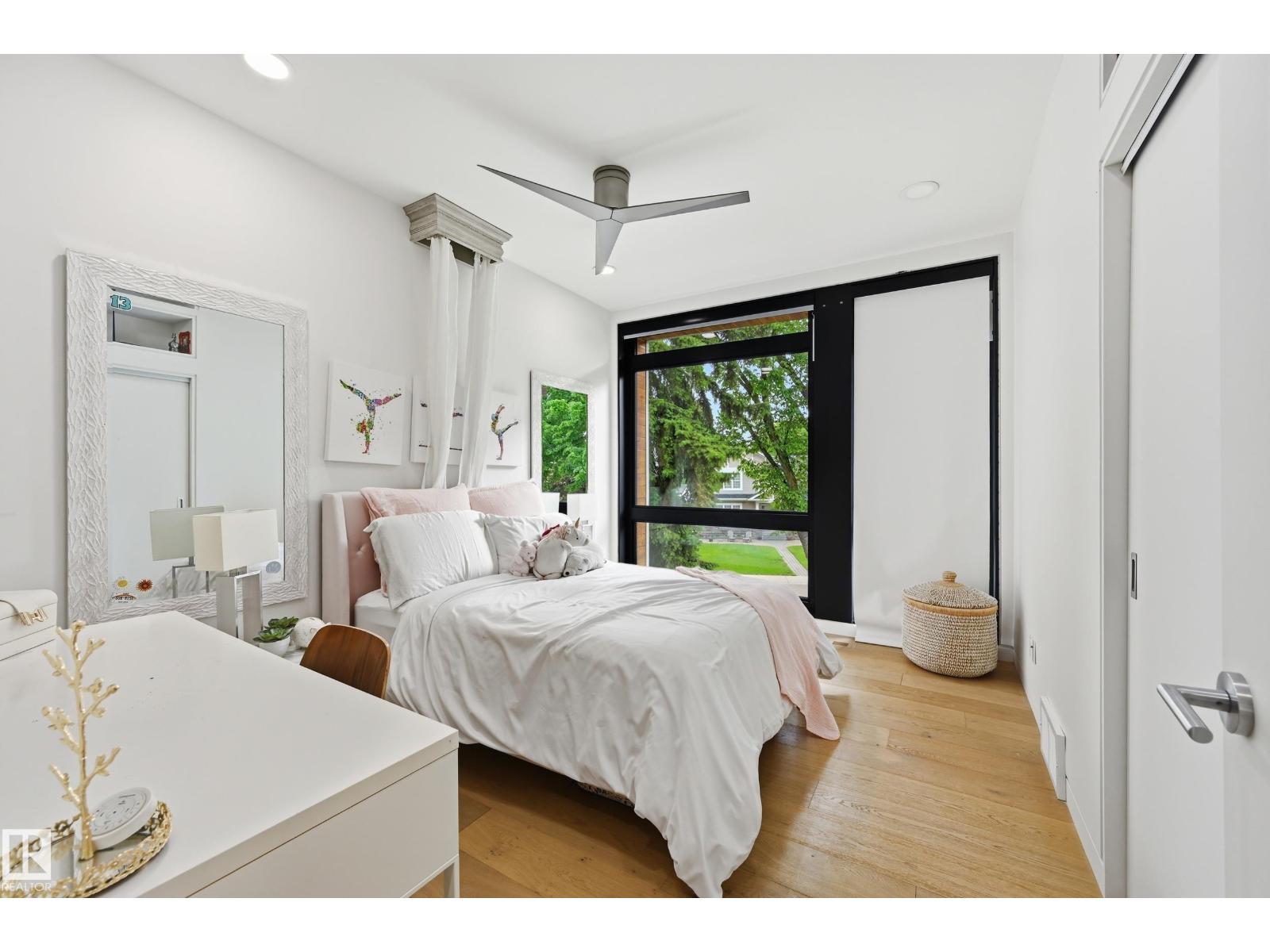 8712 120 ST NW - 38