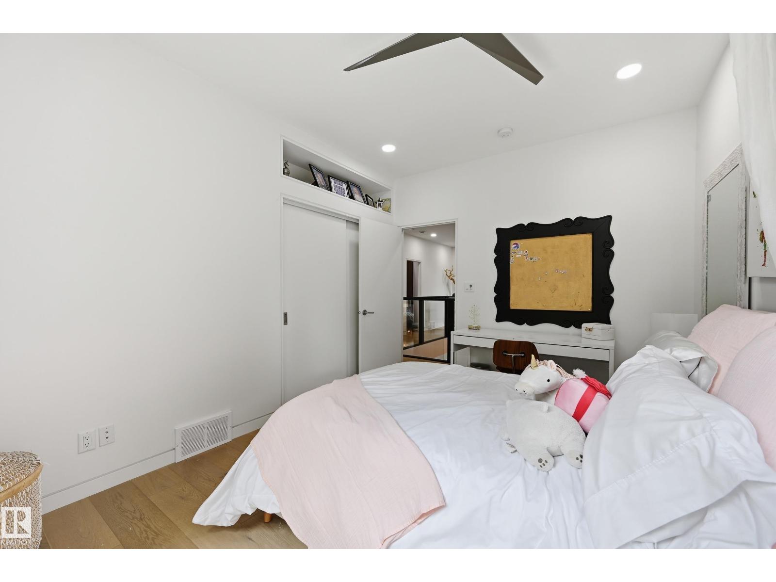 8712 120 ST NW - 39