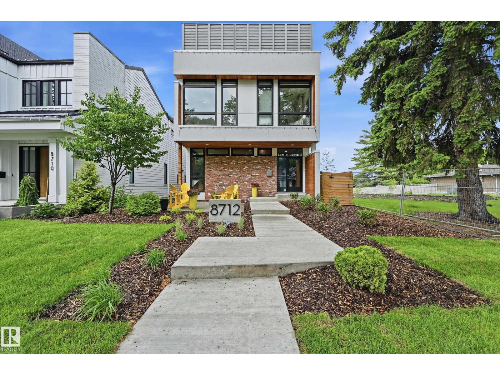 8712 120 ST NW - 4