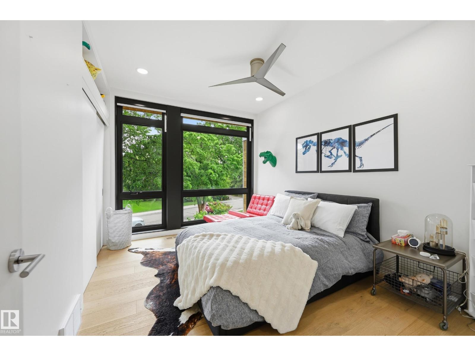 8712 120 ST NW - 40