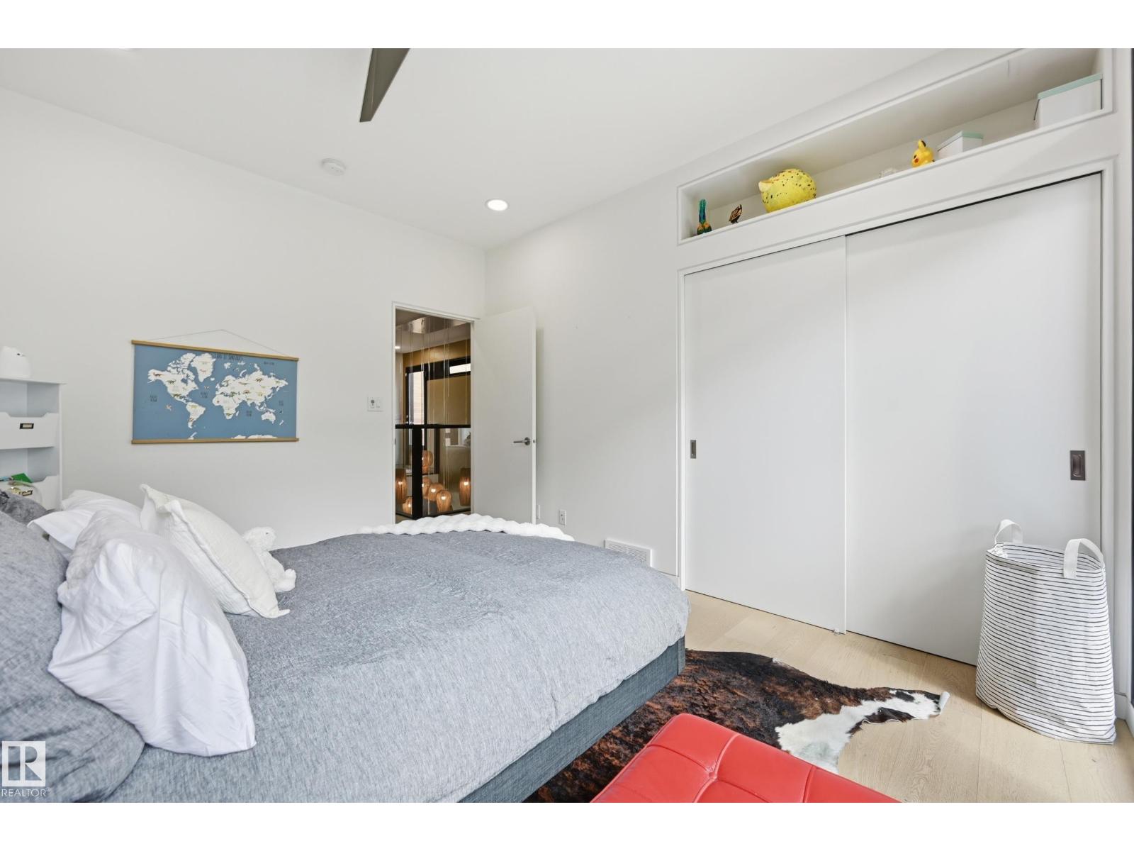 8712 120 ST NW - 41