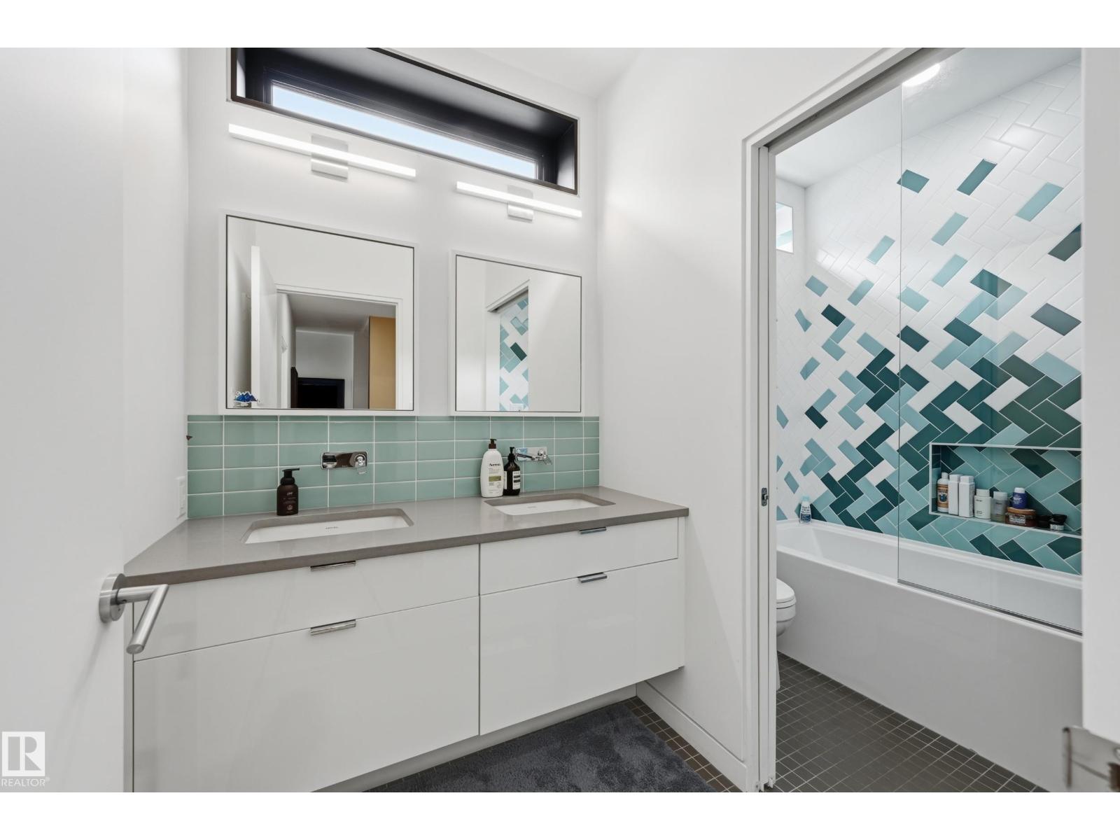 8712 120 ST NW - 42