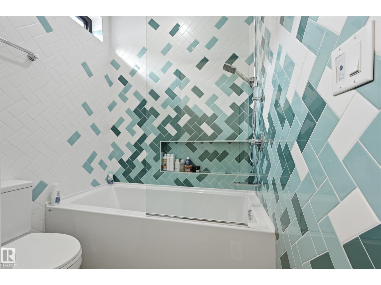 8712 120 ST NW - 43