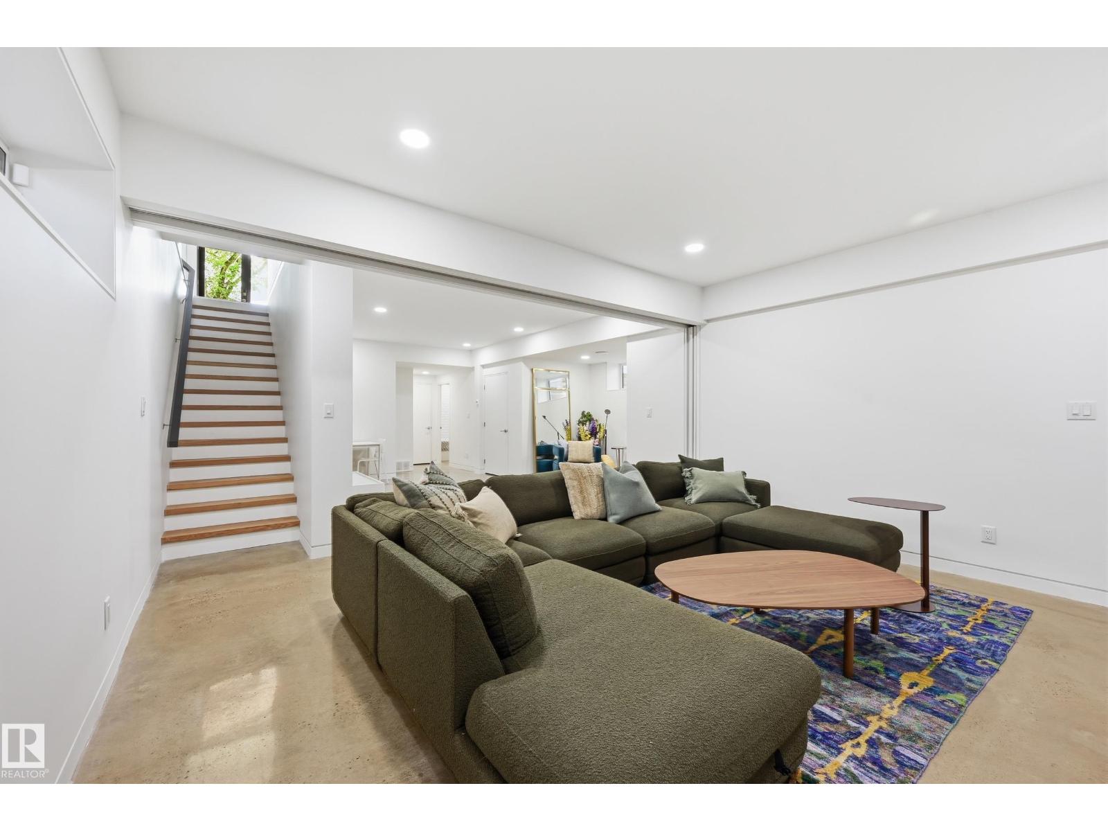 8712 120 ST NW - 44