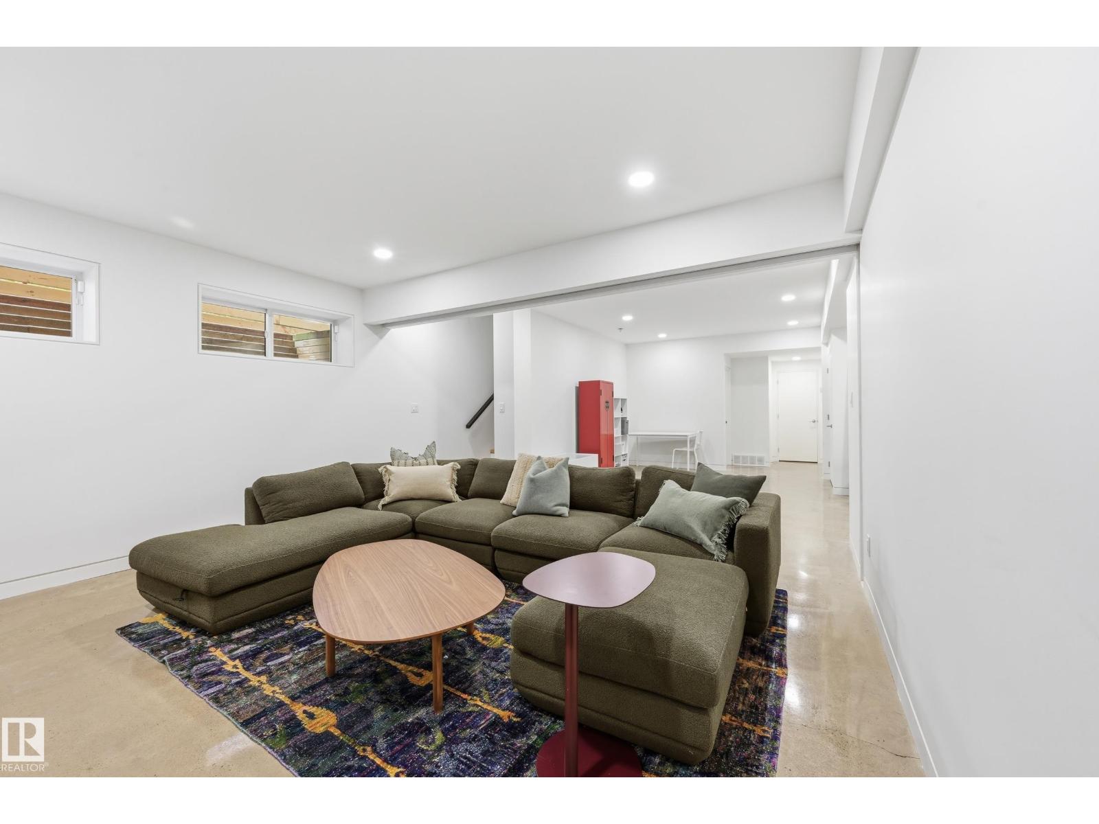 8712 120 ST NW - 45