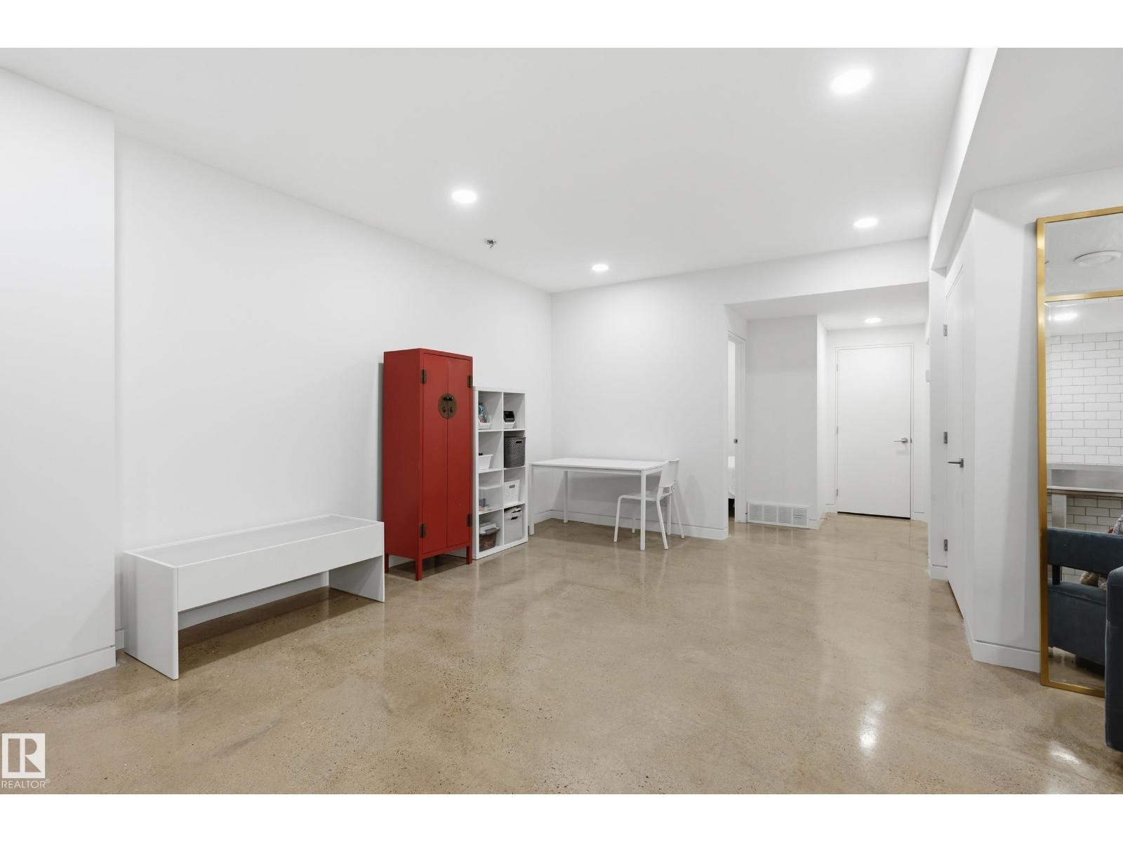 8712 120 ST NW - 46
