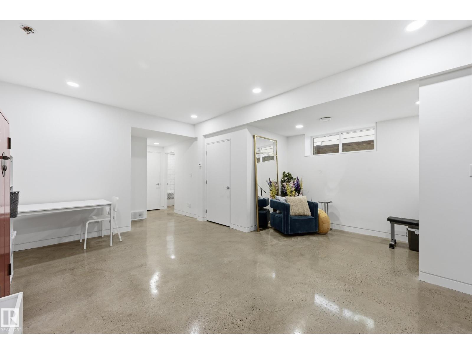 8712 120 ST NW - 47