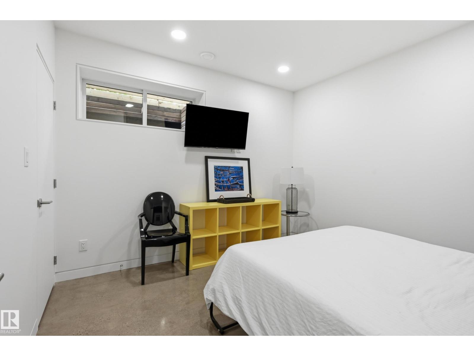 8712 120 ST NW - 48