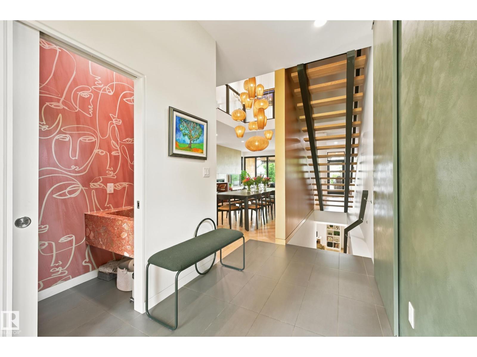 8712 120 ST NW - 5