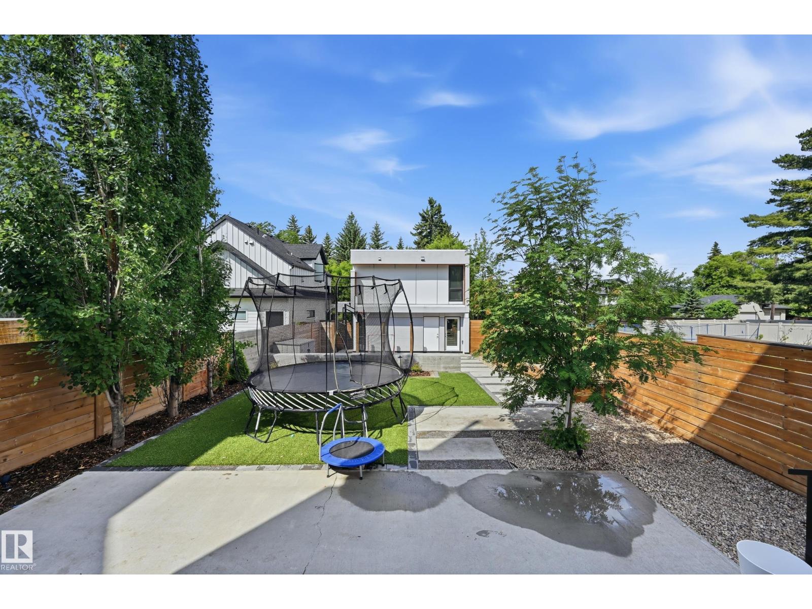 8712 120 ST NW - 53