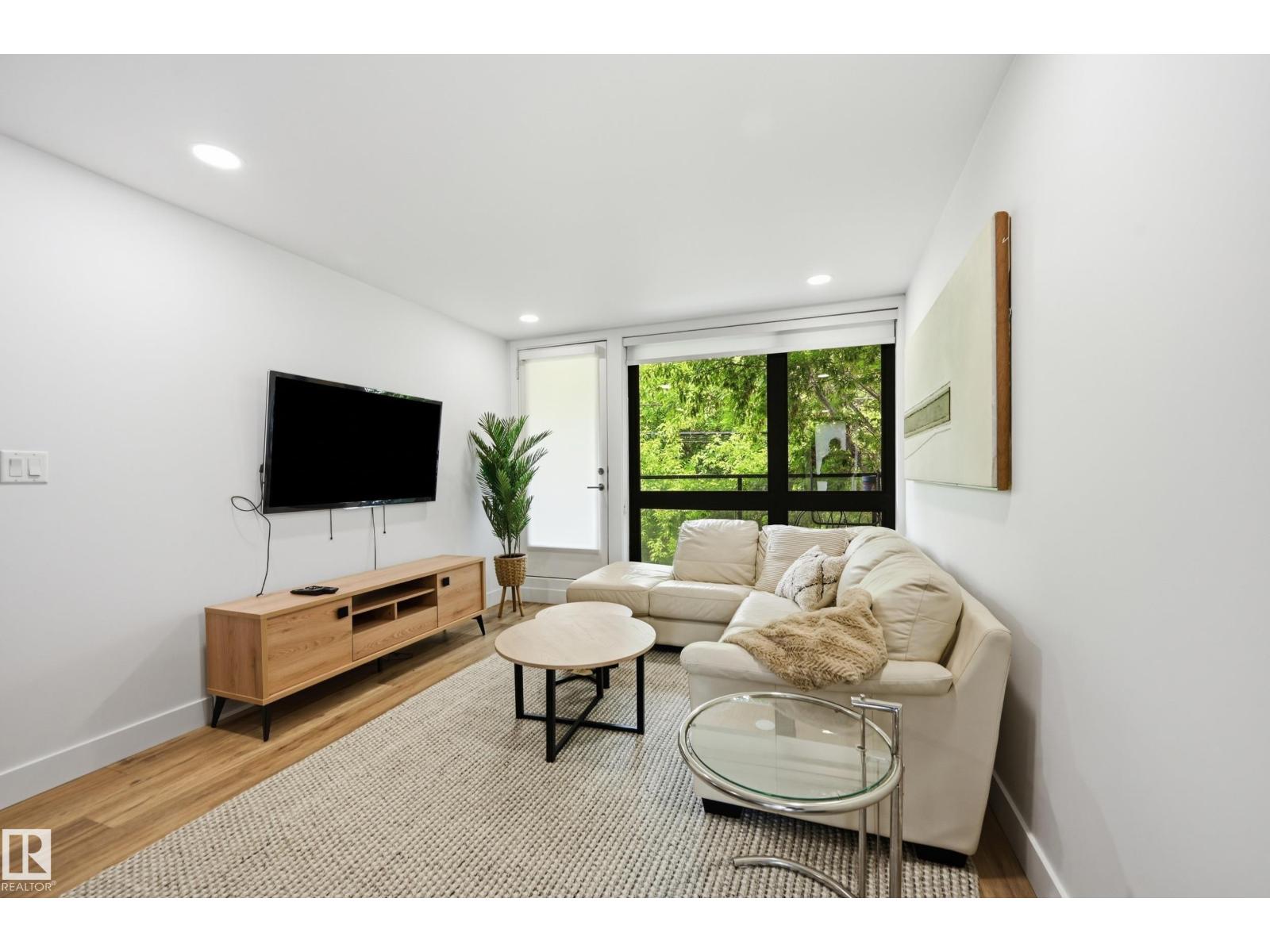 8712 120 ST NW - 67