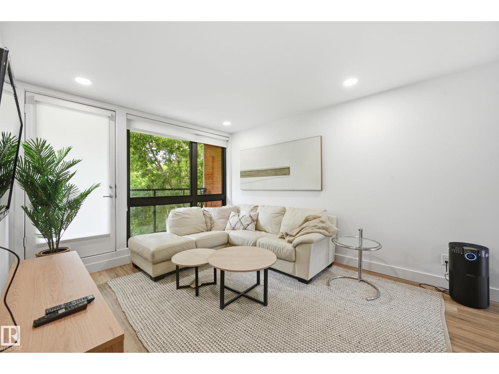 8712 120 ST NW - 68