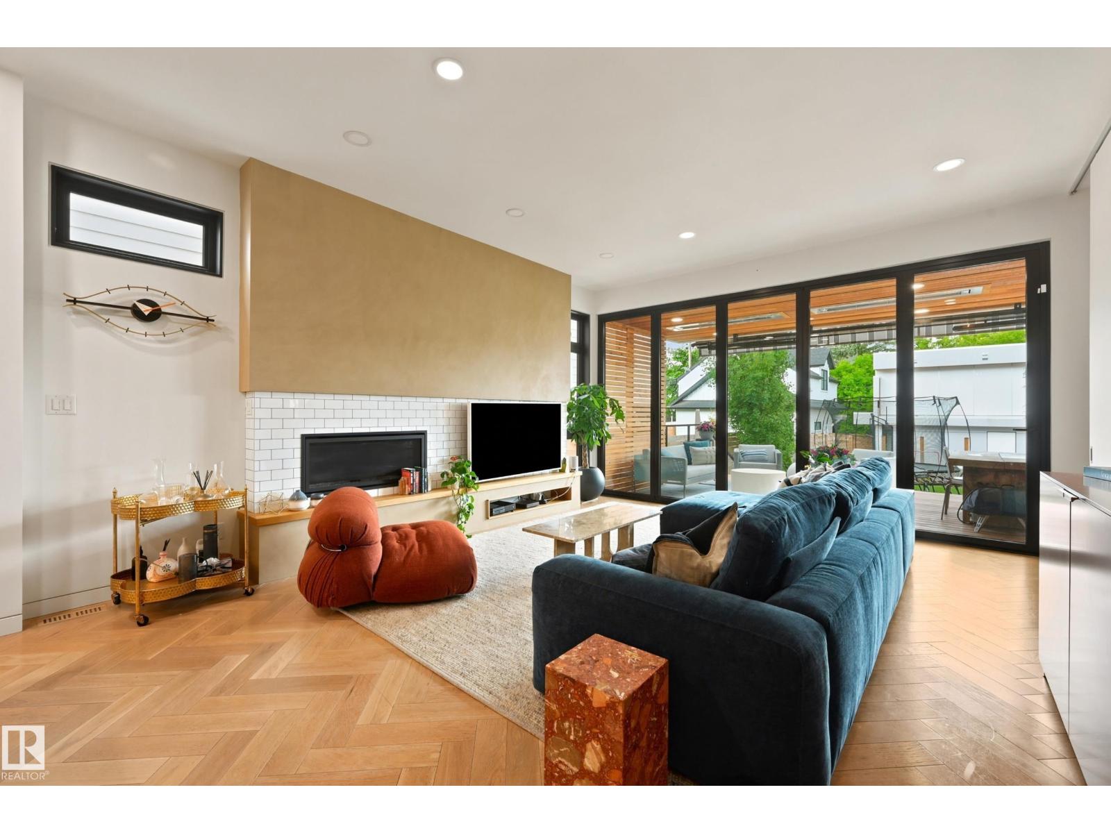 8712 120 ST NW - 7
