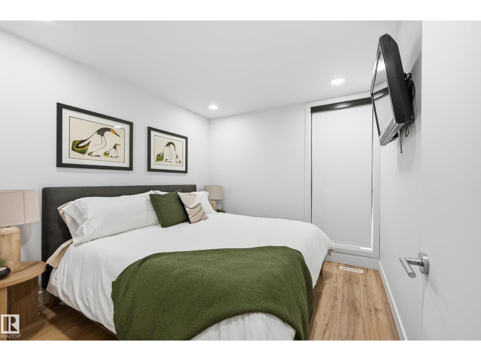 8712 120 ST NW - 72