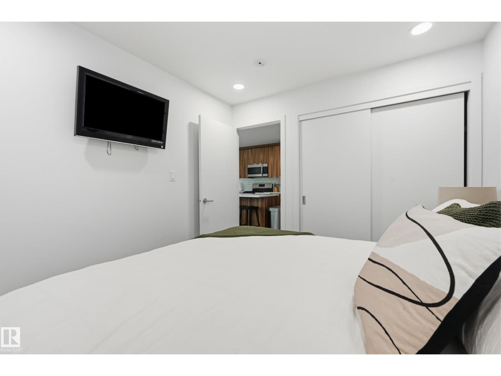8712 120 ST NW - 73